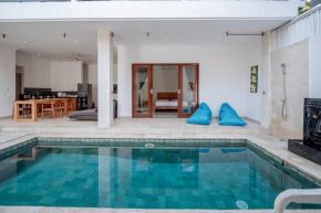 Silver Moon - Fantastic 4BR Villa in Seminyak Top Location